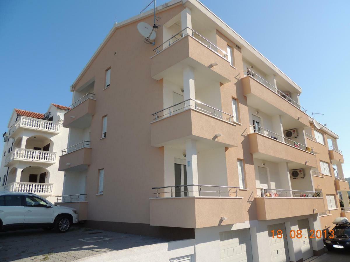 Apartments Naomi And Marsel Трогир Екстериор снимка