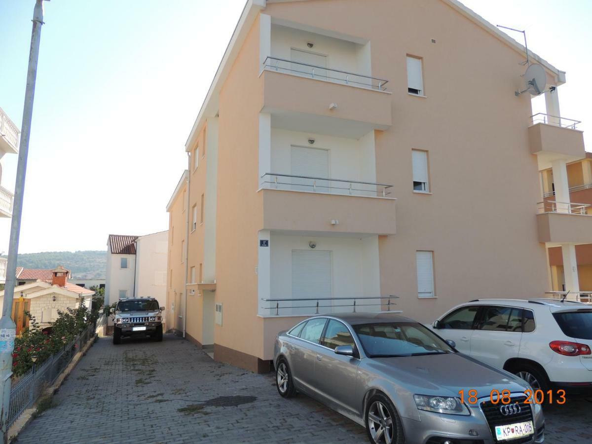 Apartments Naomi And Marsel Трогир Екстериор снимка